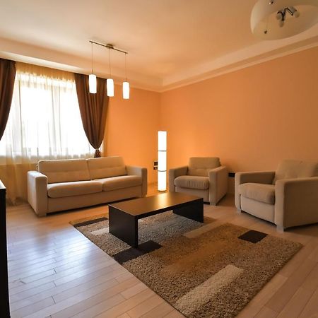 Db Apt - Comfort And Space In The Heart Of Old Town Apartment Brasov Luaran gambar