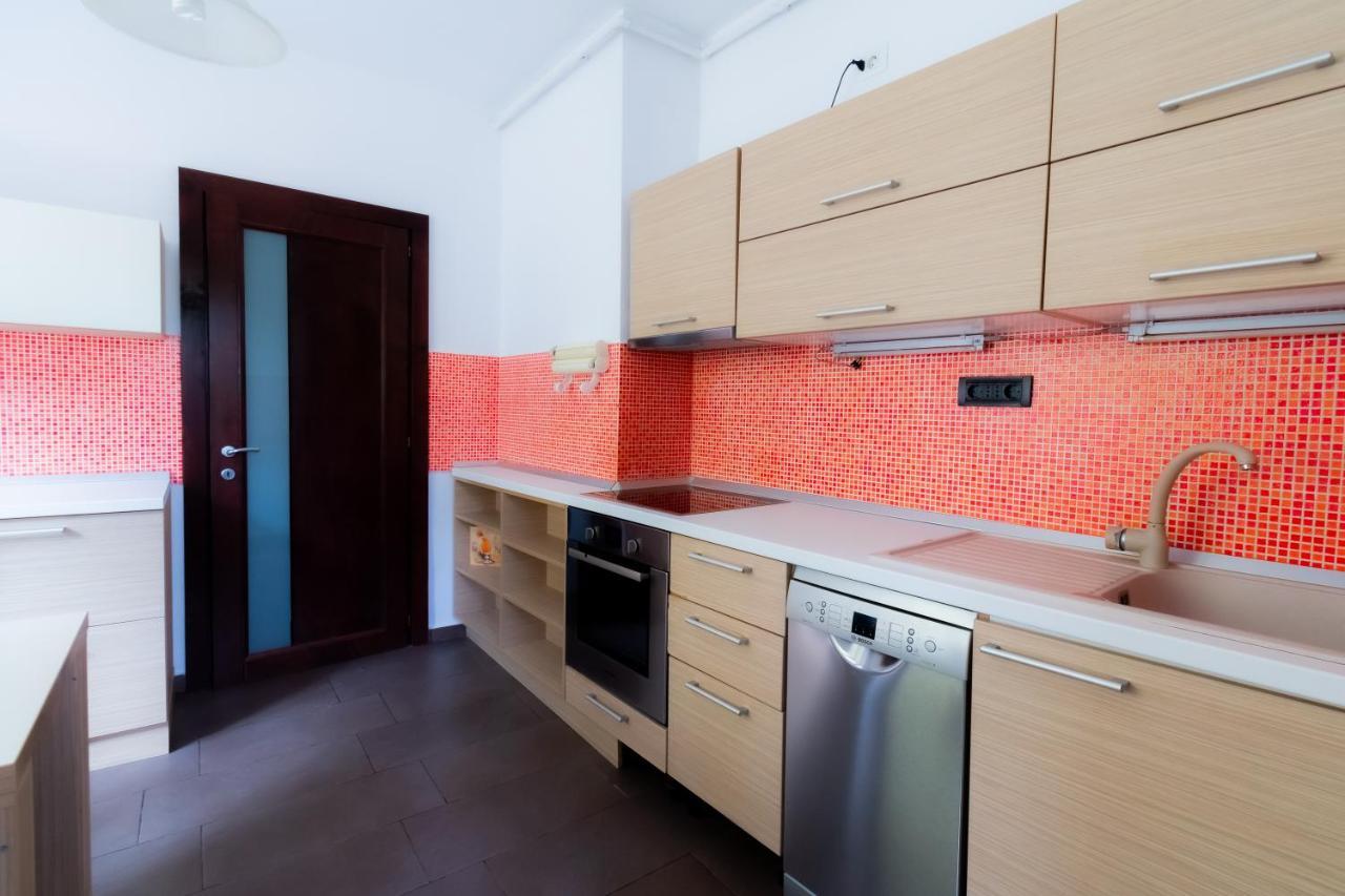 Db Apt - Comfort And Space In The Heart Of Old Town Apartment Brasov Luaran gambar